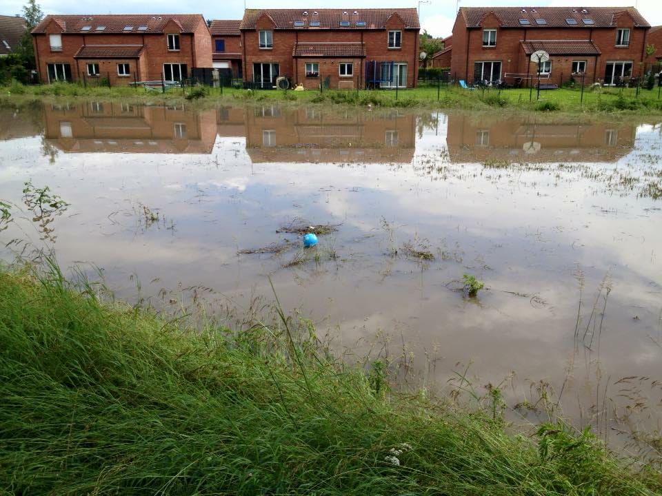 Inondation sur le terrain prévu pour les blocs d'appartements vilogia à Leers le long du canal de Roubaix.